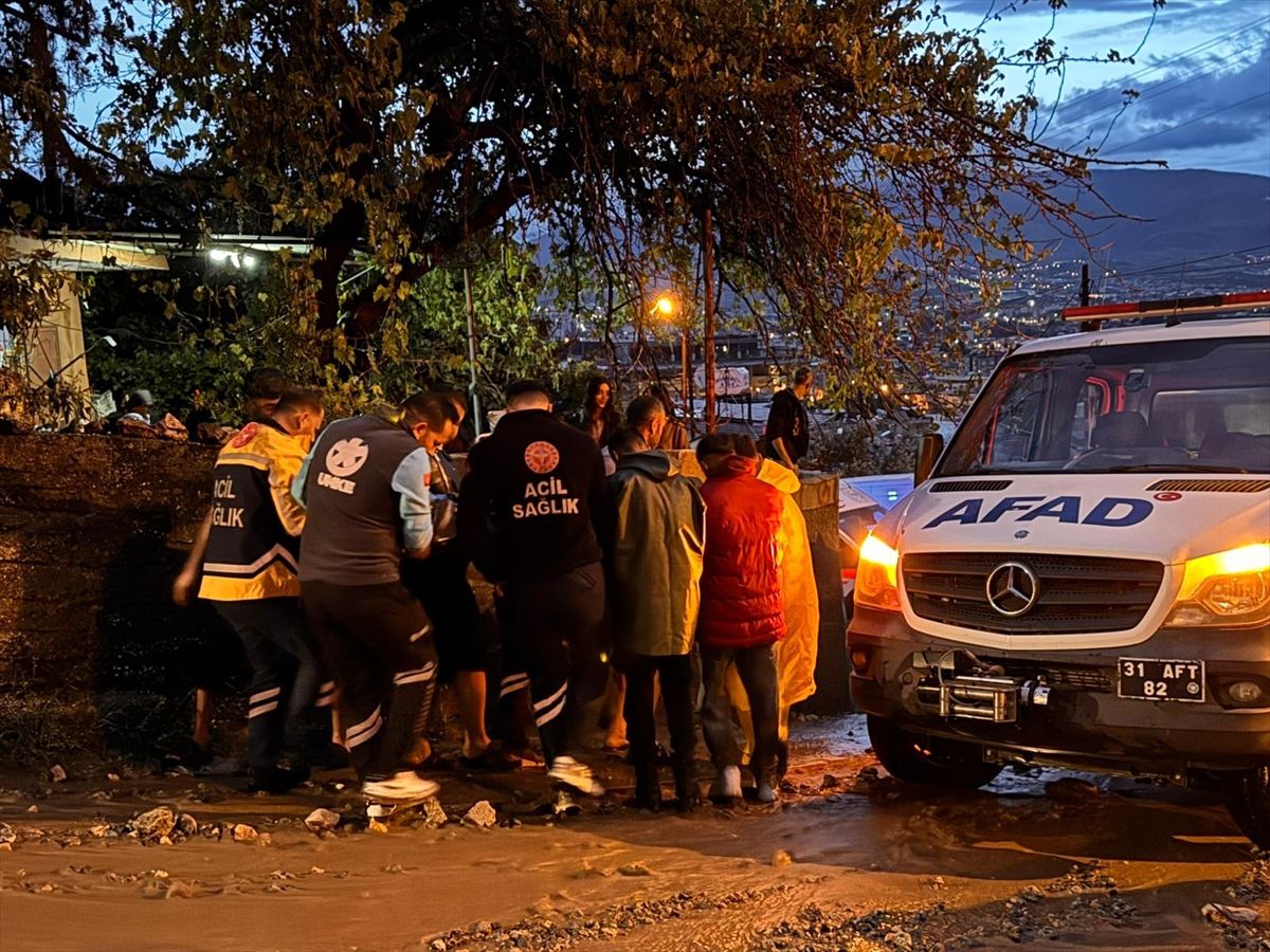 Hatay'da sağanak nedeniyle çöken evdeki 1 kişi hayatını kaybetti