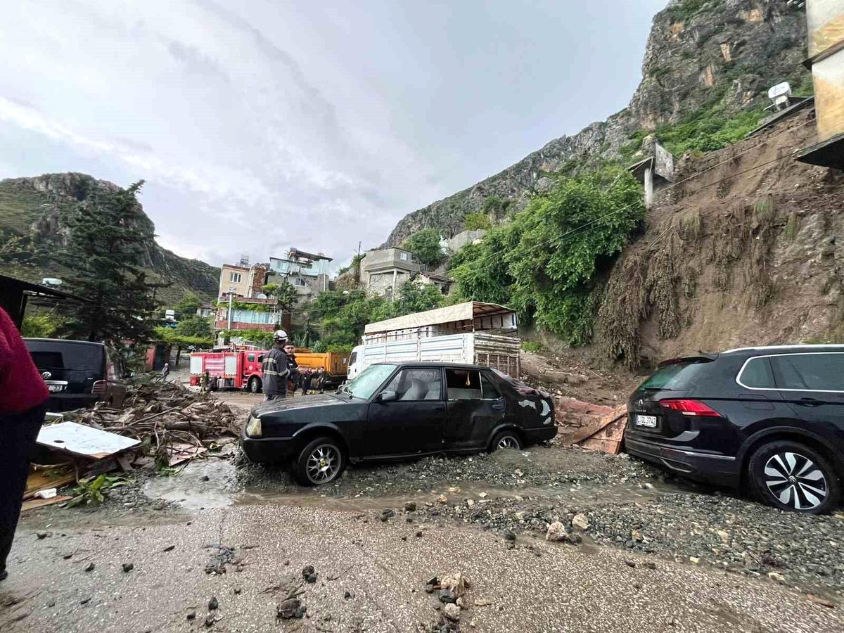 Hatay'da sağanak yağış nedeniyle müstakil ev çöktü: 1 ölü, 2 yaralı