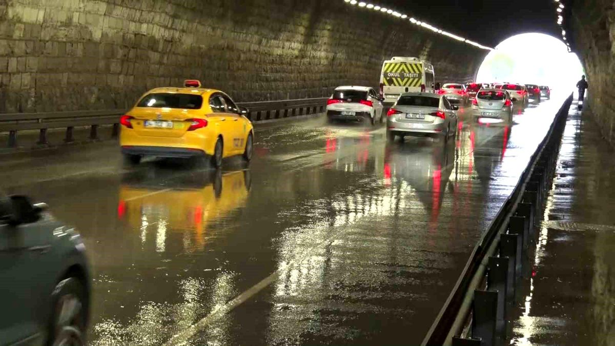 İstanbul güne sağanak yağışla başladı: Maltepe'de Altıntepe Tüneli'ni su bastı