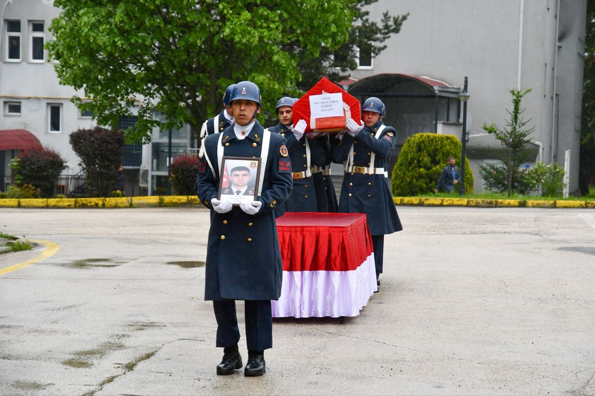 Kalp krizinden ölen üsteğmenin öğrencilere burs aradığına dair mesajları ortaya çıktı