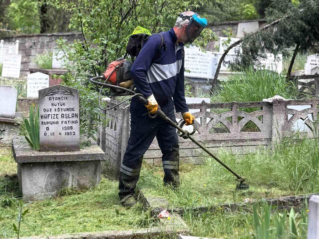 Karabük'te mezarlıklarda bayram mesaisi başladı