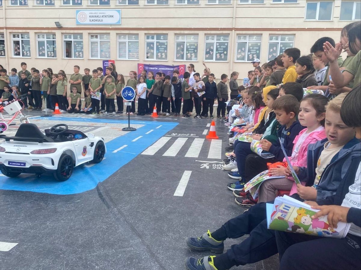 Kırklareli'nde öğrenciler jandarmanın mobil trafik eğitim aracında bilgilendirildi