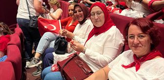 Antalya'da kadınlar sinema salonunda dev Türk bayrağı için örgü ördü