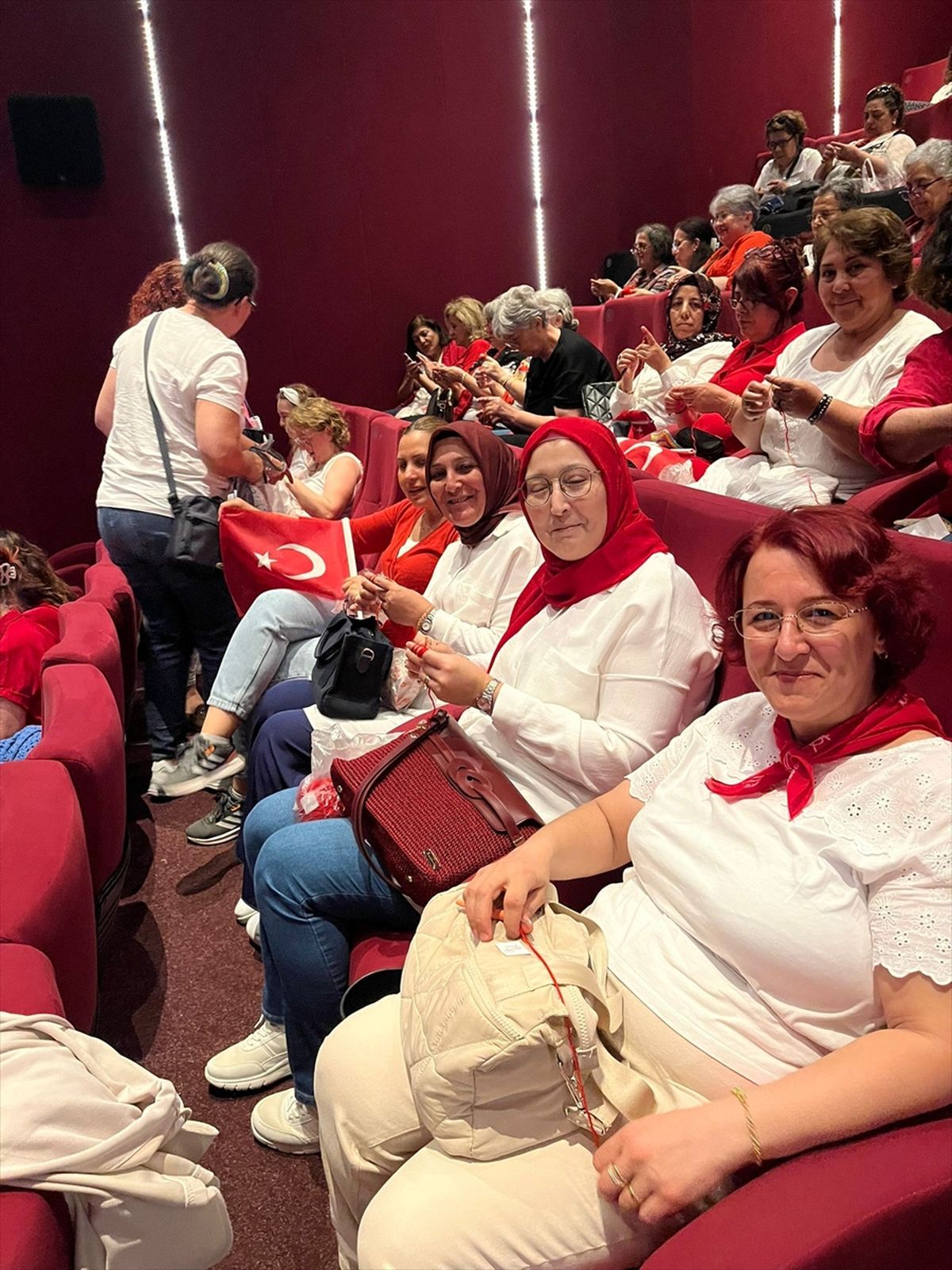 Antalya'da kadınlar sinema salonunda dev Türk bayrağı için örgü ördü