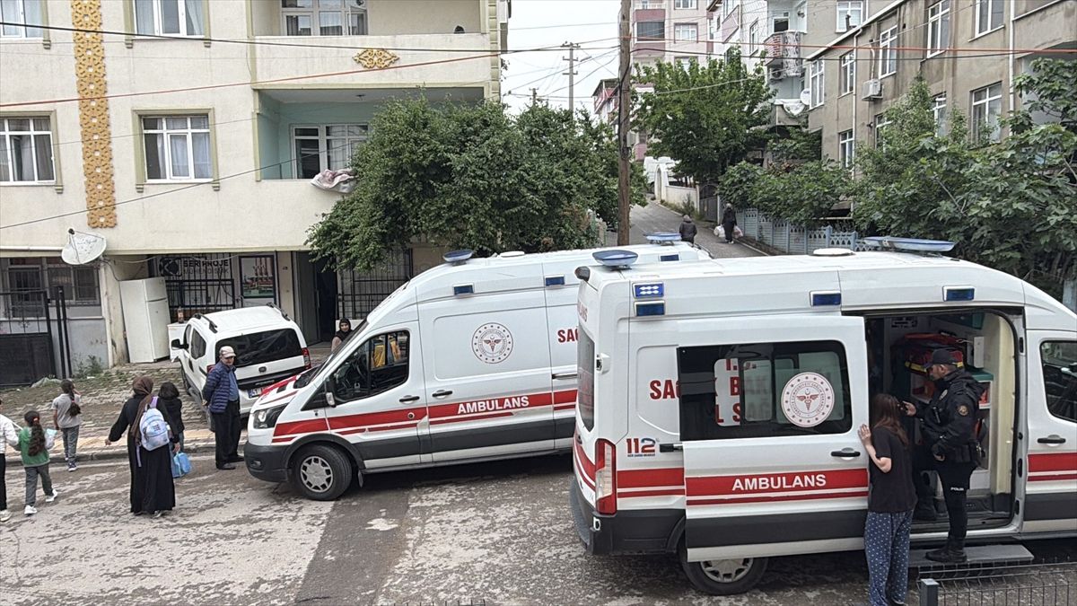 Gebze'de apartman yangını: 3 kişi dumandan etkilendi