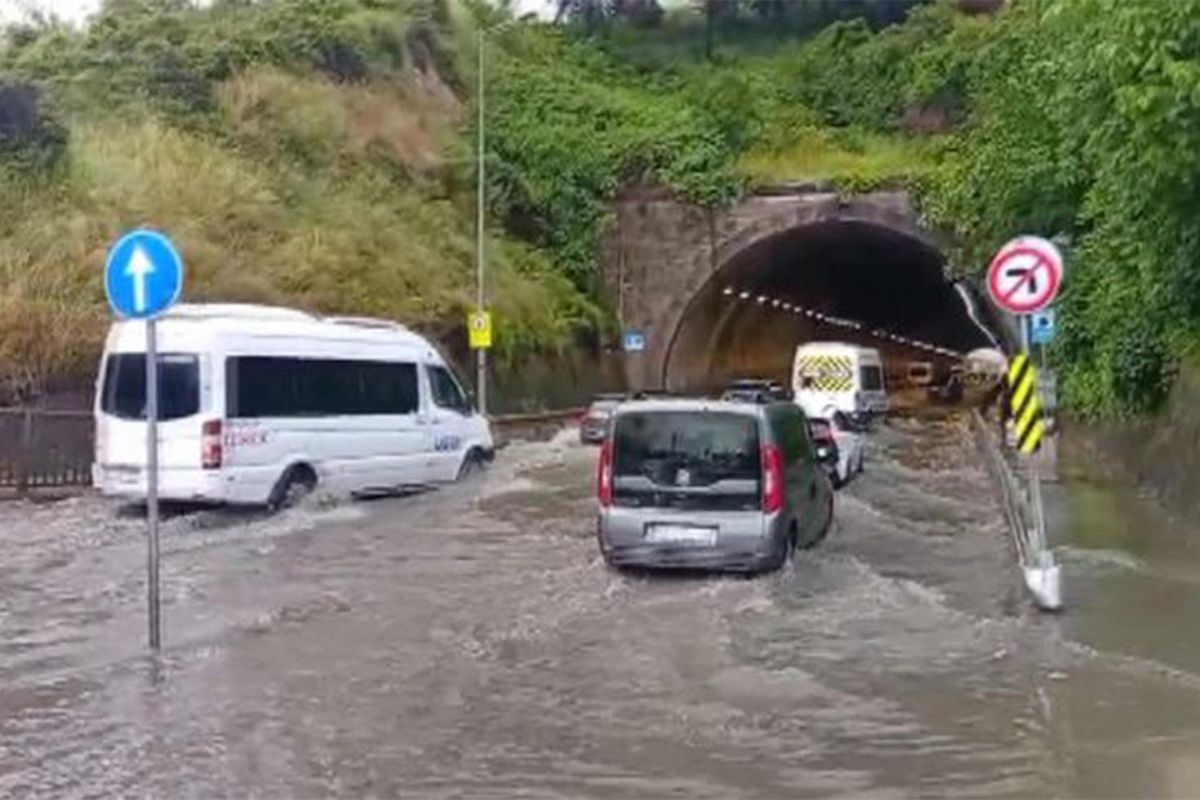 Maltepe'de tüneli su bastı; araçlar ilerlemekte güçlük çekti