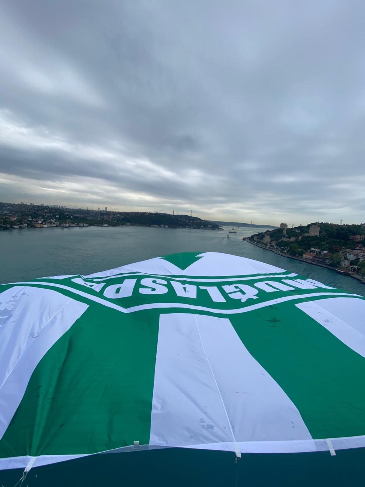 Muğlaspor'un Şampiyonluk Bayrağı 15 Temmuz Şehitler Köprüsü'nde Dalgalandı