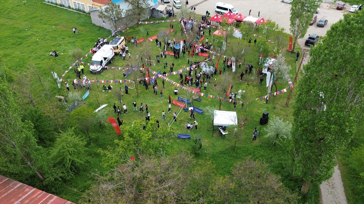 Muş'ta Gençlik Festivali'nde buluşan gençler 130 metrelik Türk bayrağıyla yürüyüş yaptı