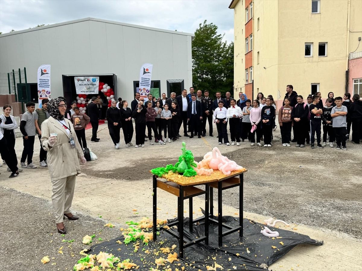Nallıhan'da TÜBİTAK 4006 Bilim Fuarı açıldı