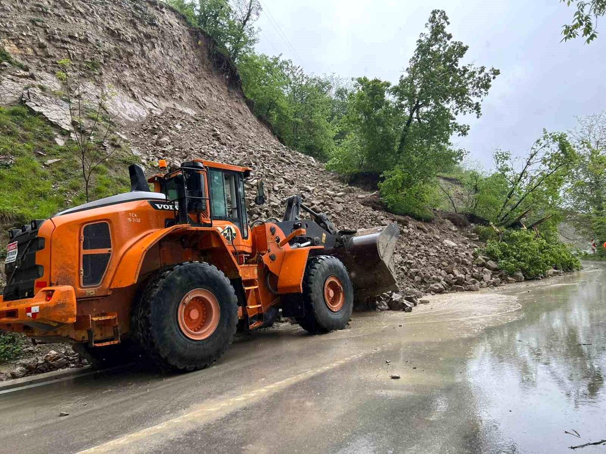 Ordu'da heyelan nedeniyle kısmen kapanan yol ulaşıma açıldı