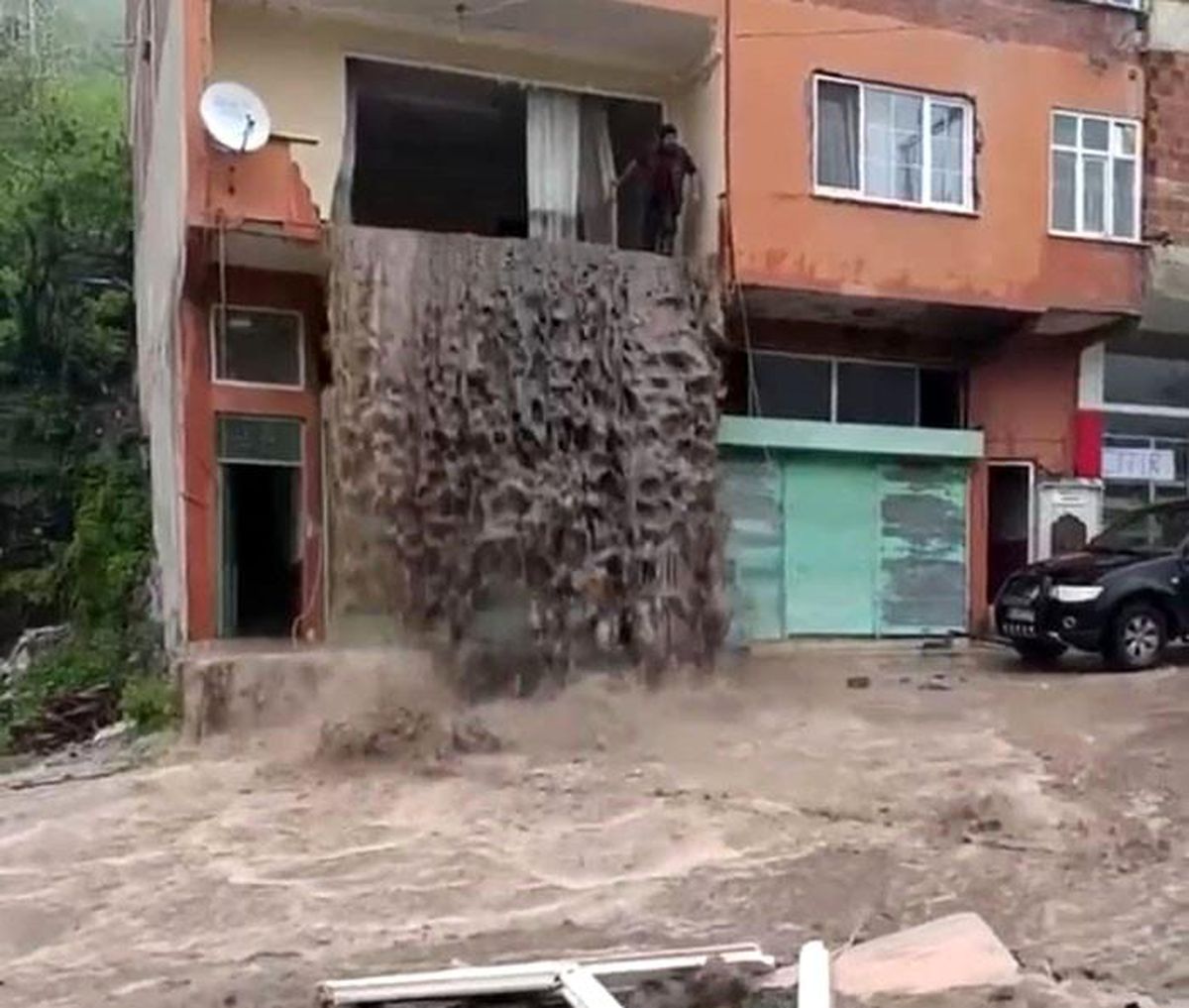 Ordu'da sel suları evin içinden şelale gibi aktı