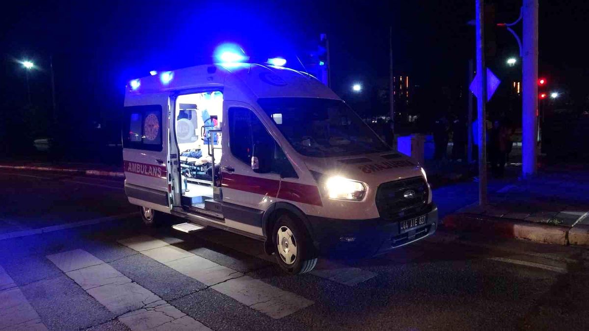 Otomobil ile çarpışan hafif ticari araç yan yattı