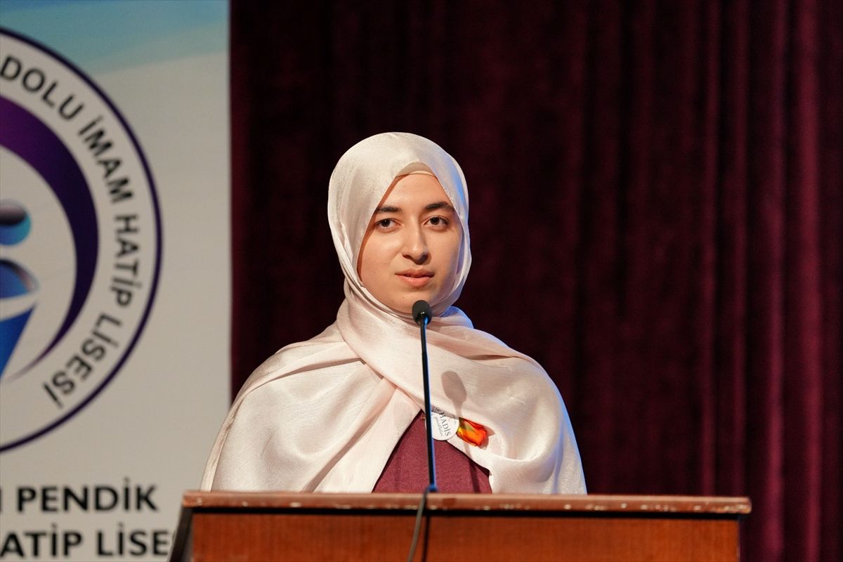 Pendik'te bir imam hatip lisesinde 'Ezbere Hadis Okuma Yarışması'nın finali yapıldı