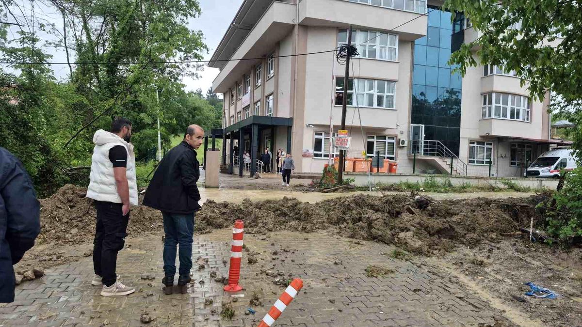 Sağanak sağlık ocağını vurdu: Hastalar ve personel mahsur kaldı