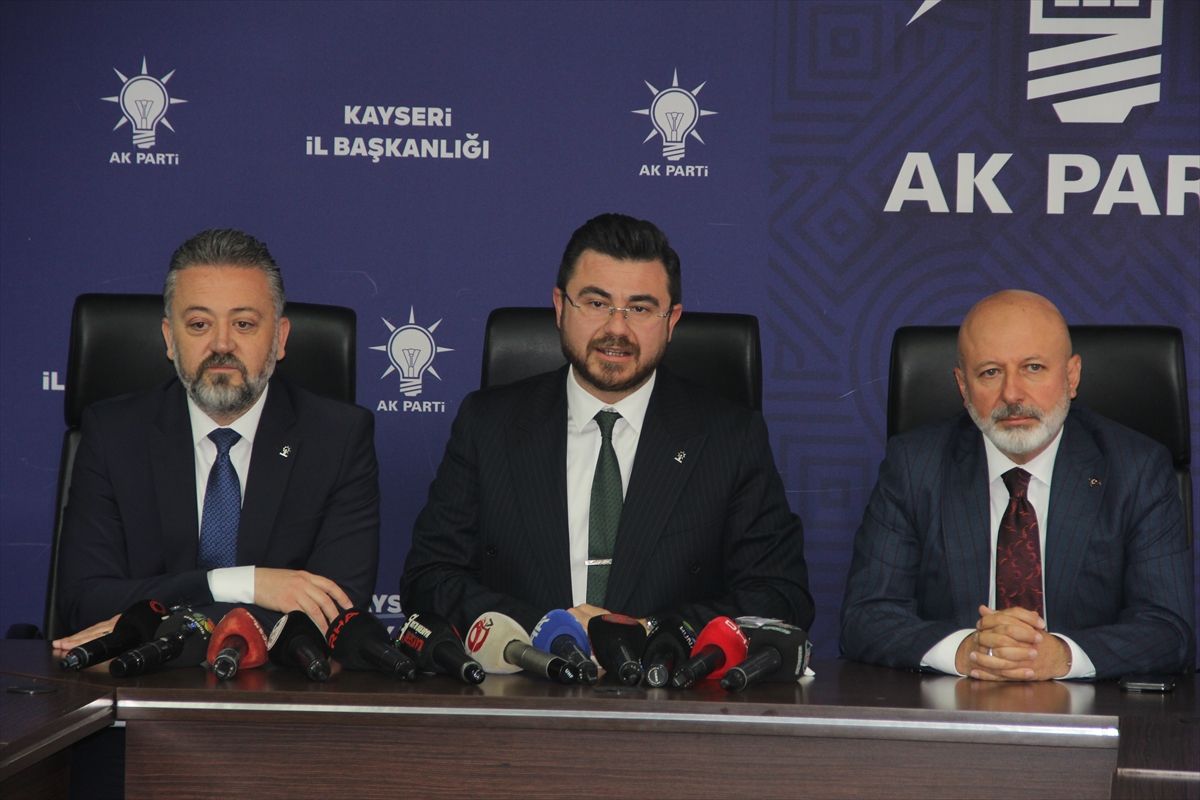 4 Yeniden Refahlı belediye meclis üyesi AK Parti'ye katıldı