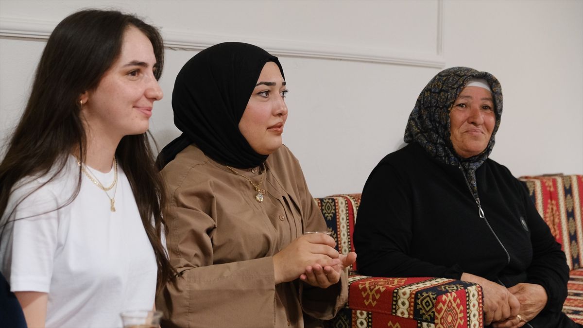 Şarkışla'da üniversite öğrencilerinden yaşlılara ziyaret