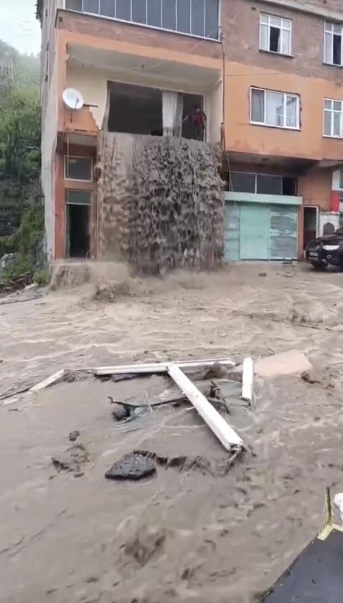 Ordu'da Sağanak Yağmur Sonrası Sel: Evden Caddeye Aktı