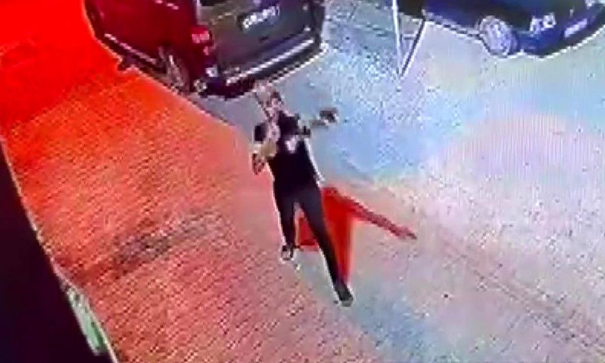 Silahı ateş almayınca panikledi, sonra yeniden ateş açtı... O anlar kamerada