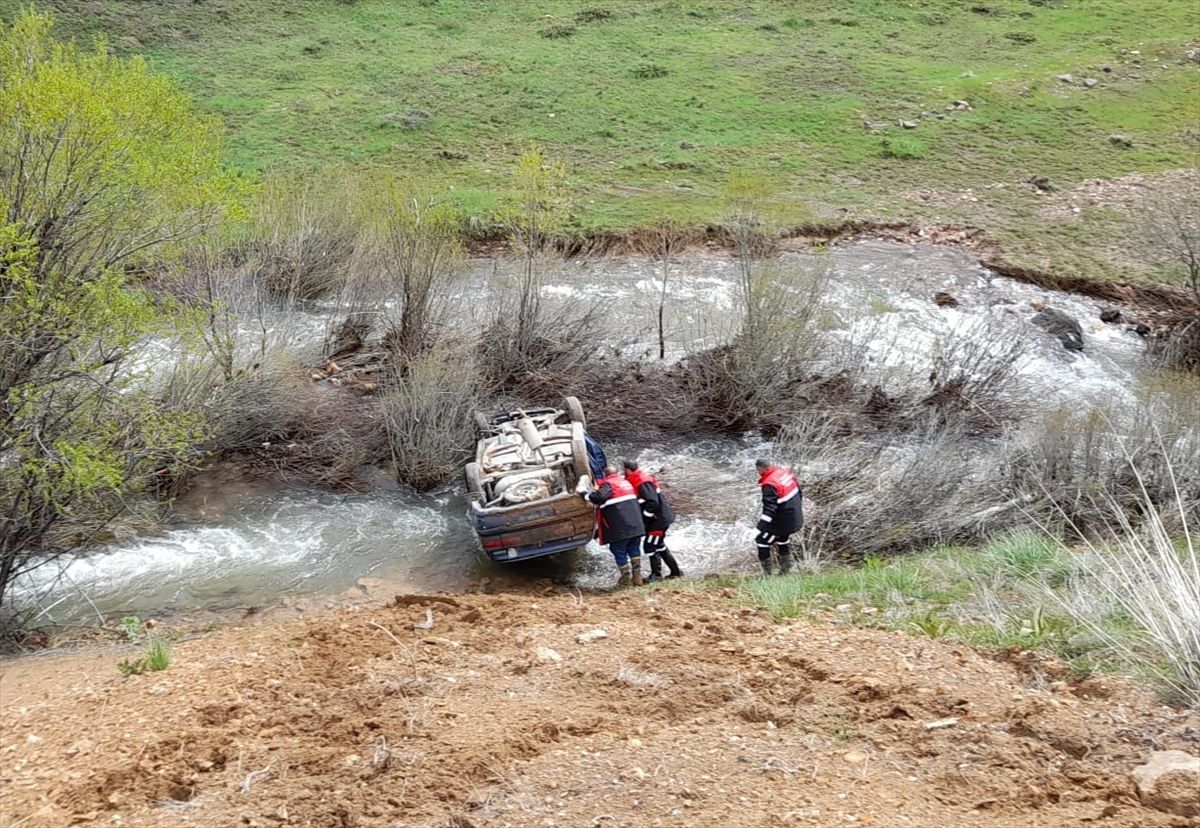 Sivas'ta dereye düşen otomobildeki 4 kişi yaralandı