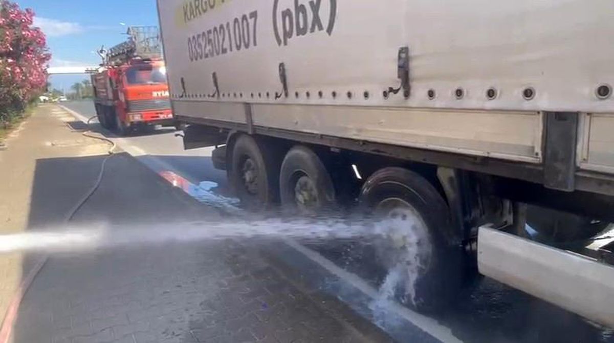Tırın balatalarından çıkan dumana yangın tüpüyle müdahale etti