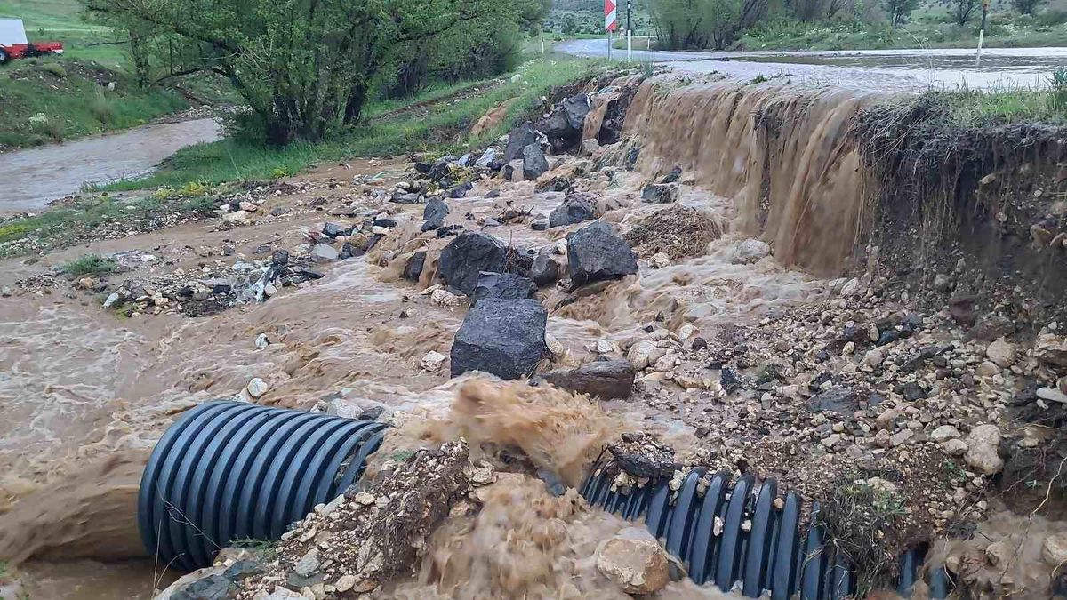 Tomarza'da sağanak etkili oldu, ana yol sular altında kaldı