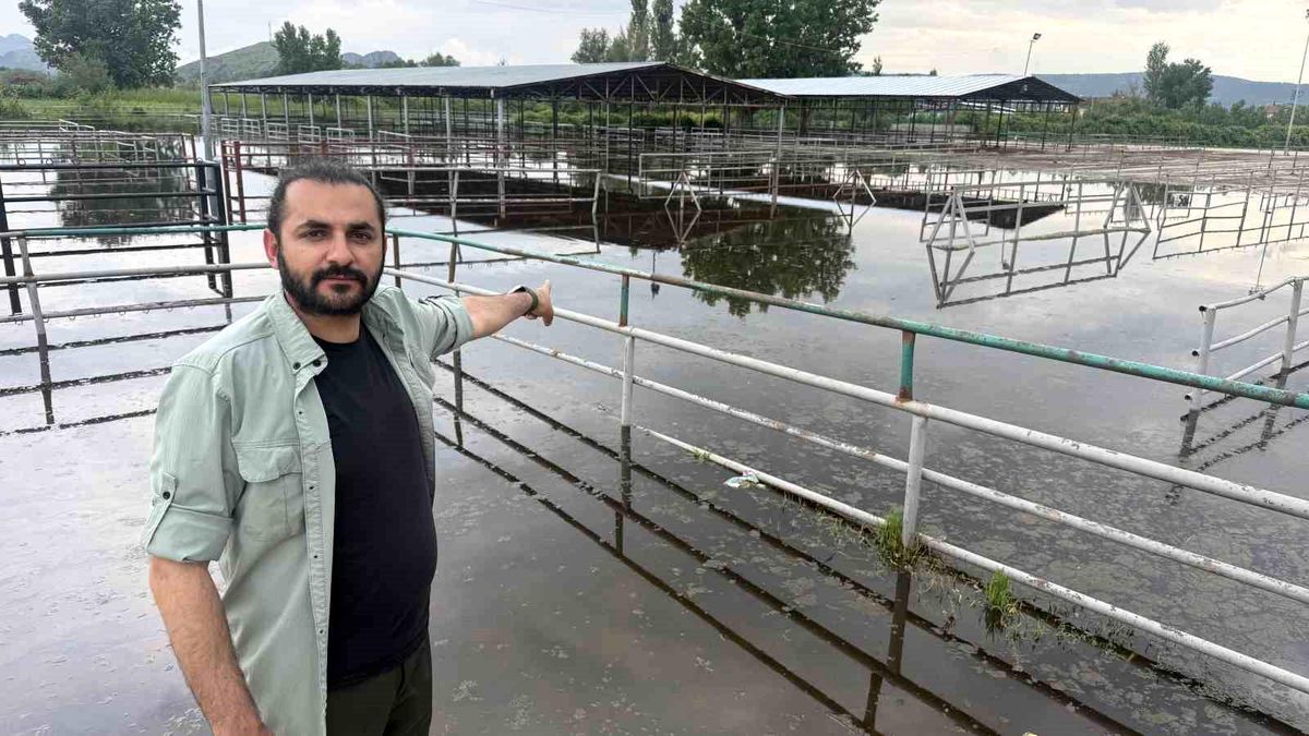 Turhal'da hayvan pazarı sular altında kaldı