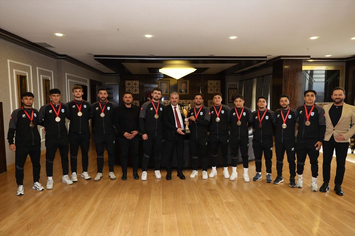 Pursaklar Belediyespor 7'li Ragbi'de Şampiyon, Başkan Çetin'i Ziyaret Etti