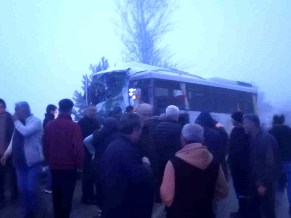Yolcu midibüsü ile yakıt yüklü tır çarpıştı: 3 yaralı