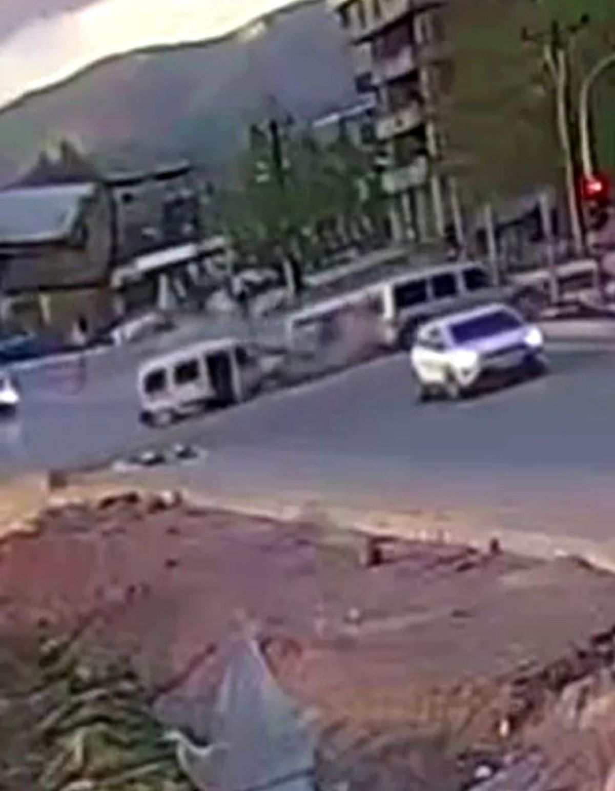 Yüksekova'da 11 kişinin yaralandığı zincirleme kaza kamerada