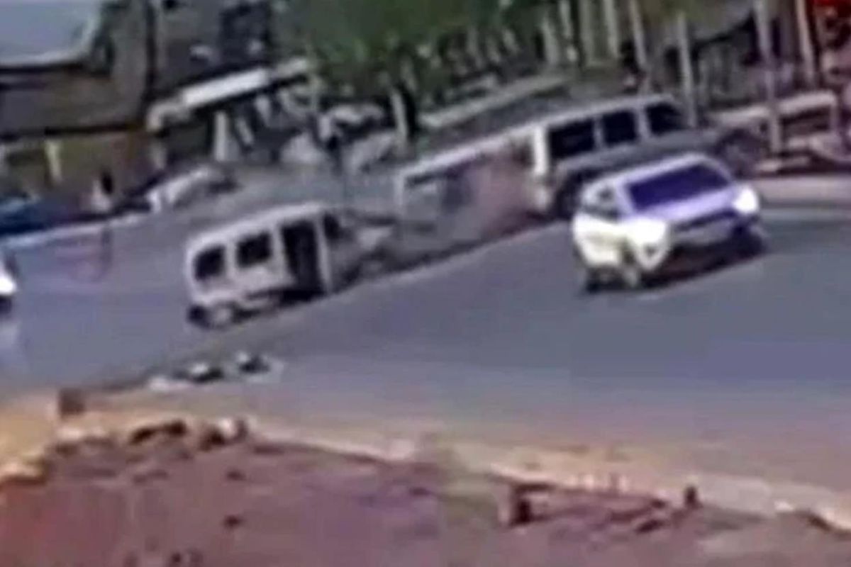 Yüksekova'da 11 kişinin yaralandığı zincirleme kaza kamerada