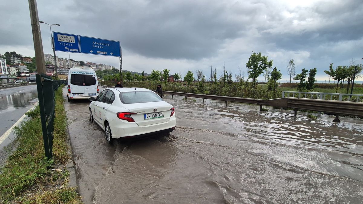 Alaplı'da sağanak Zonguldak-İstanbul kara yolunu vurdu: Araç kuyrukları oluştu