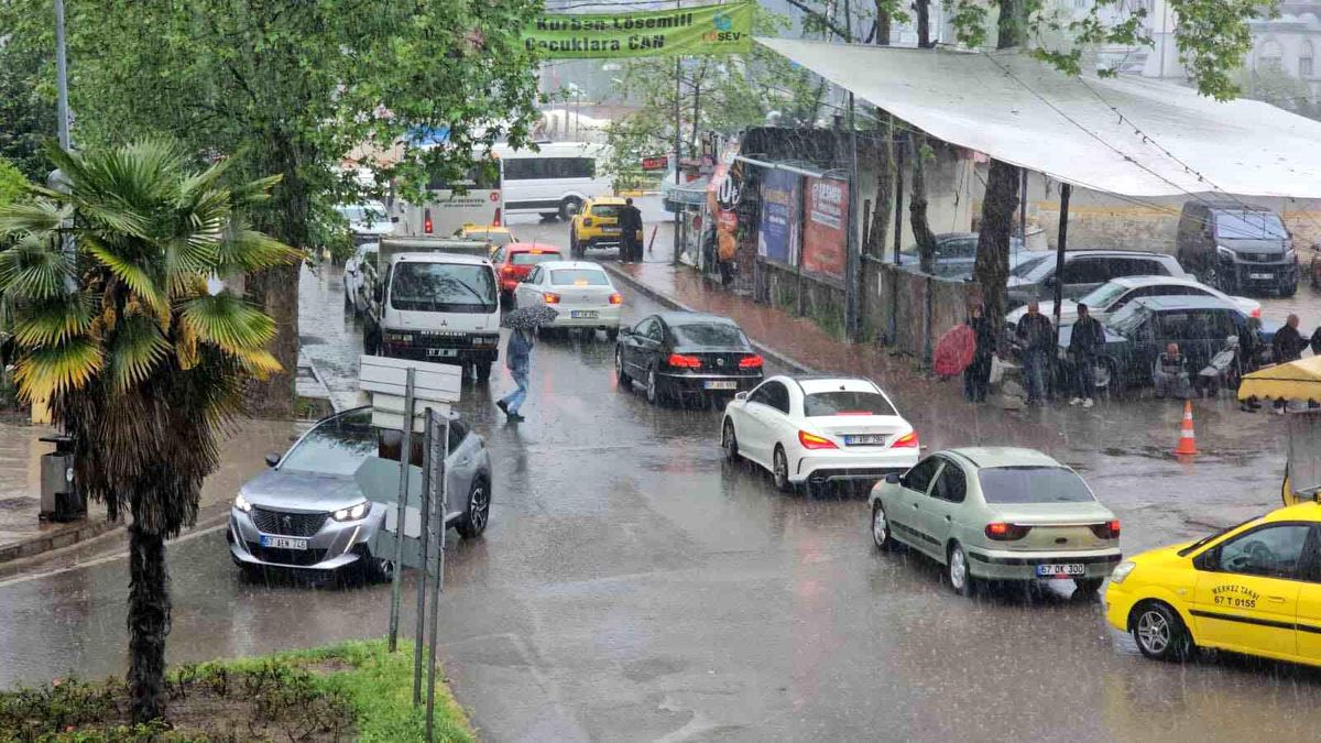 Zonguldak kent merkezinde yağış etkili oldu