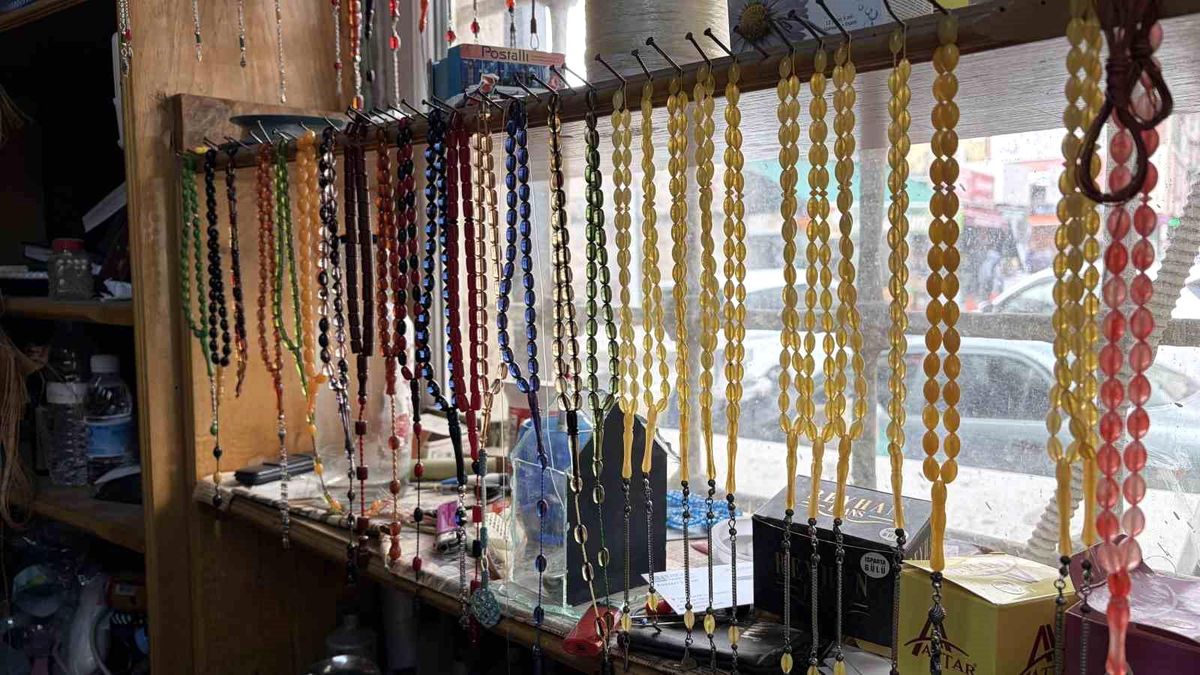8 metrekare dükkânda 30 yıldır tespih tamir ediyor