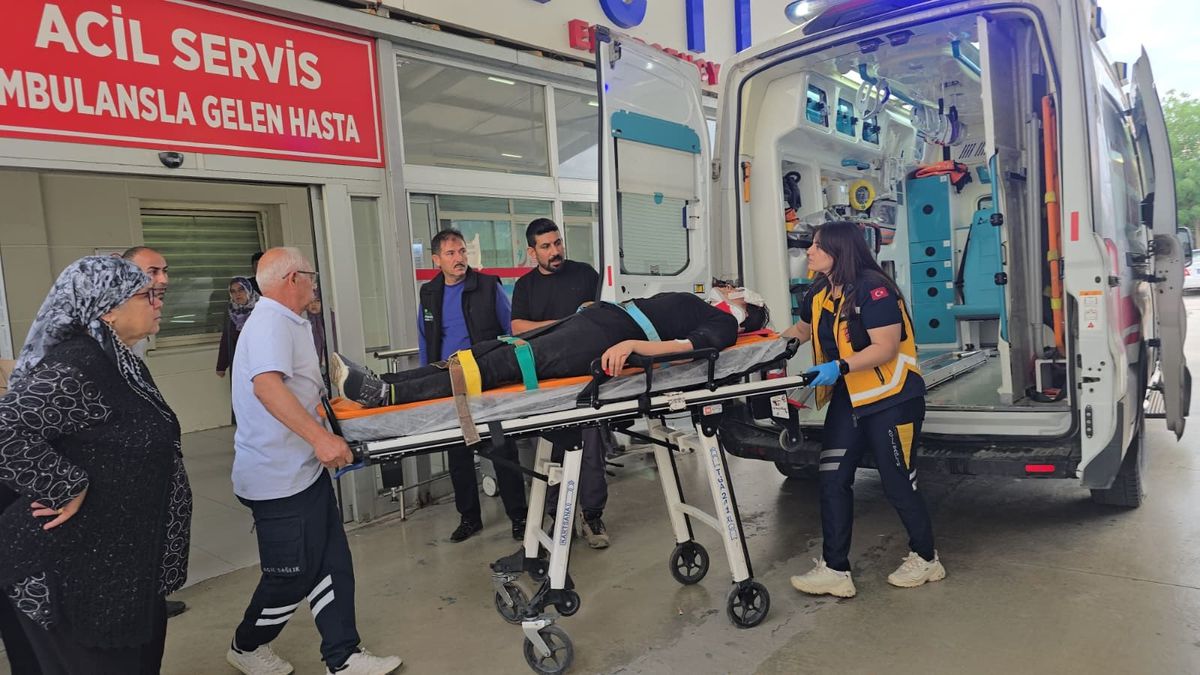 Adana'da Otomobil Kazası: 1'i Bebek 7 Kişi Yaralandı