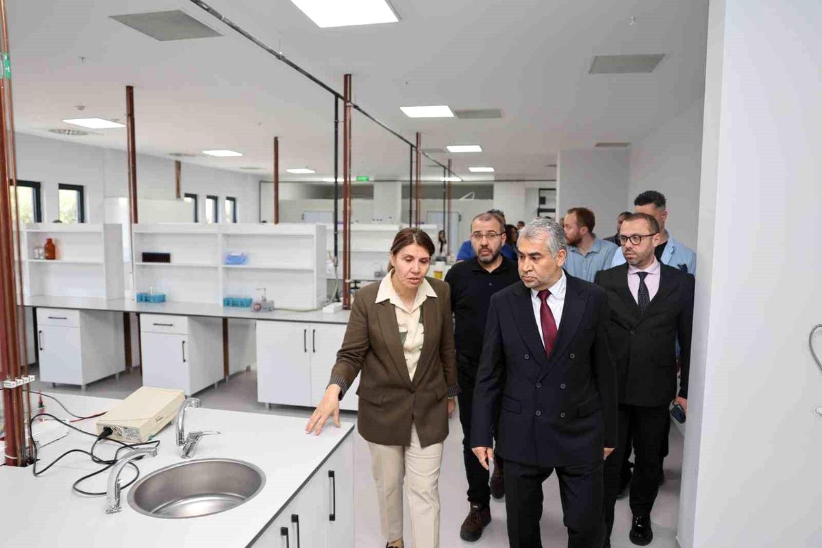 ADÜ Rektörü Kent, araştırma laboratuvarını inceledi