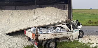 Afyonkarahisar'da üzerine tır dorsesi devrilen kamyonetin sürücüsü hayatını kaybetti