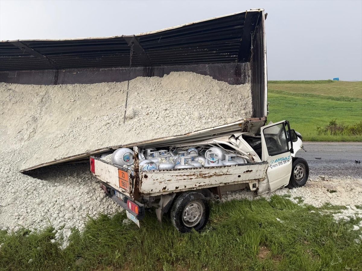 Afyonkarahisar'da üzerine tır dorsesi devrilen kamyonetin sürücüsü hayatını kaybetti