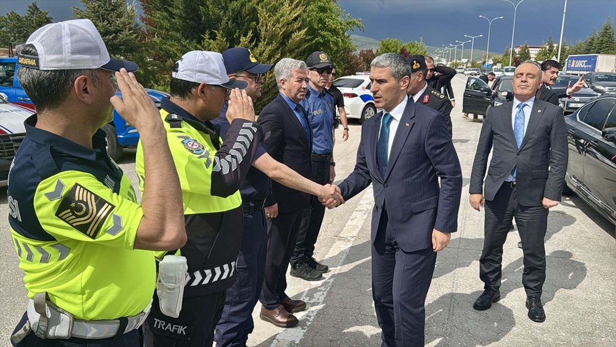 Afyonkarahisar Valisi Aktaş, Afyonkarahisar-Ankara kara yolu uygulama noktasını ziyaret etti