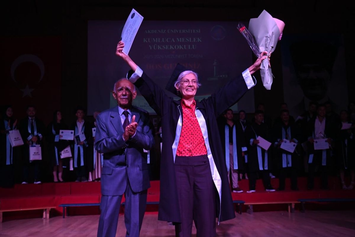 Akdeniz Üniversitesi'nde mezuniyet heyecanı yaşayan anneye diplomasını dekan oğlu verdi