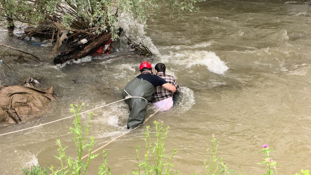 Dereye düşen kişi suda 1 kilometre sürüklendi, çalılara tutunarak hayatta kaldı