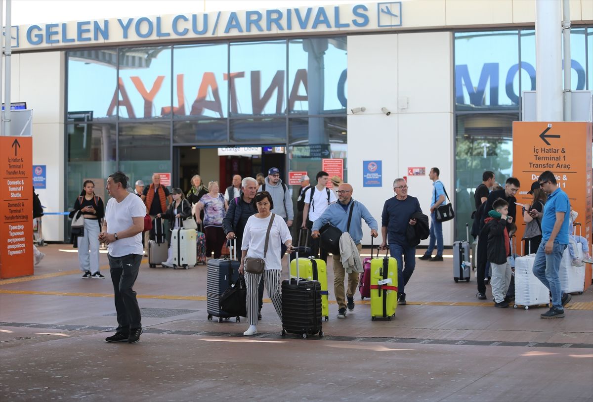 Antalya'da bayram öncesi tatil yoğunluğu başladı