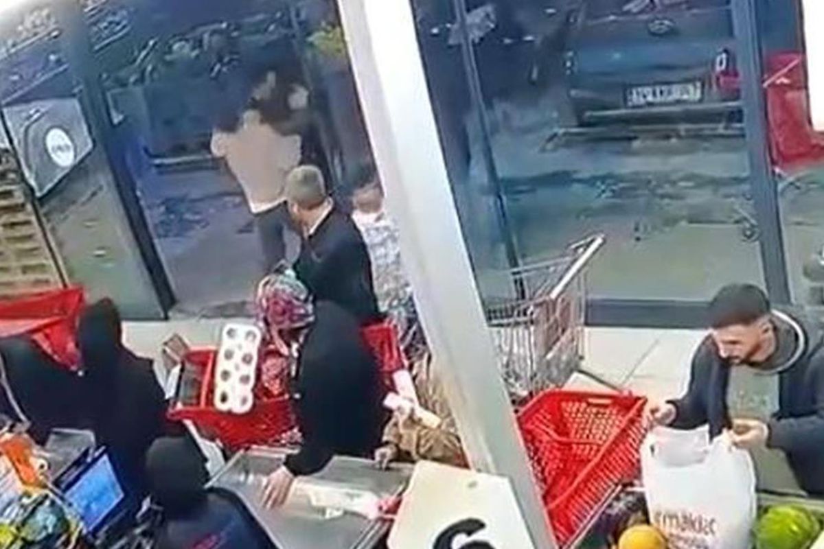 "Bir bakar mısın" diyerek çağırıp kafa attı: O anlar kameraya yansıdı | Son Dakika