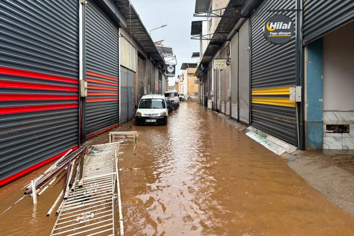Aydın'da sağanak nedeniyle ev ve iş yerlerini su bastı