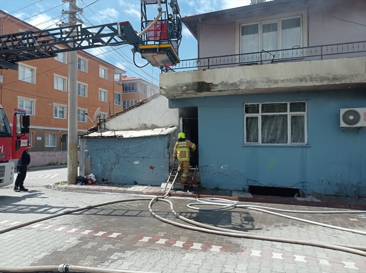 Balıkesir'de iki katlı binada çıkan yangın söndürüldü