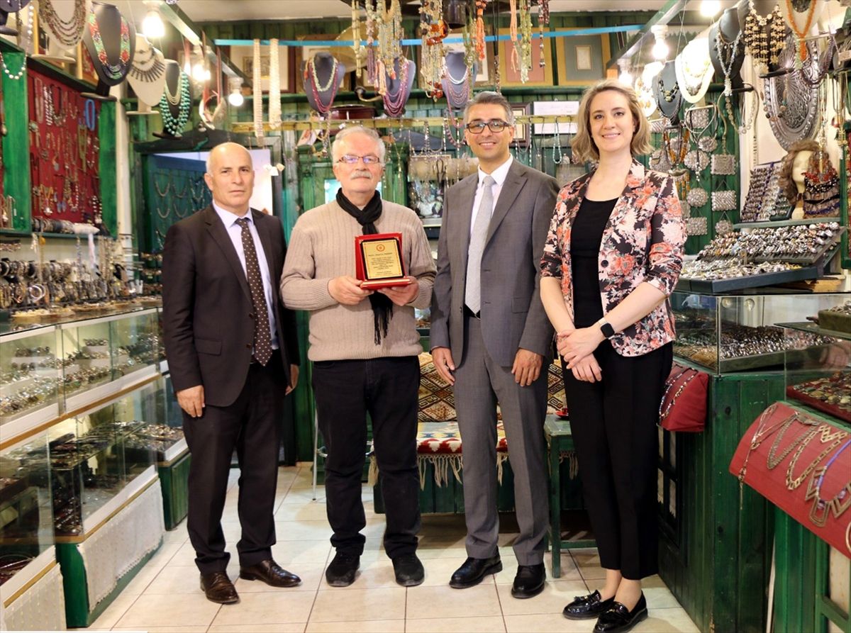 Beypazarı'nda unutulmaya yüz tutmuş el sanatları ustalarına plaket