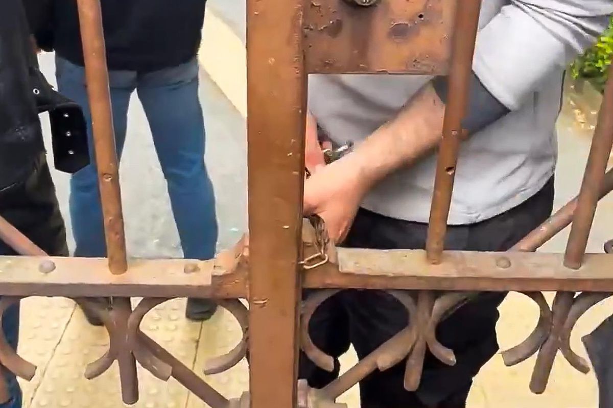 Bilgi Üniversitesi'nin kapısına kilit vuruldu! Öğrenciler ayaklandı