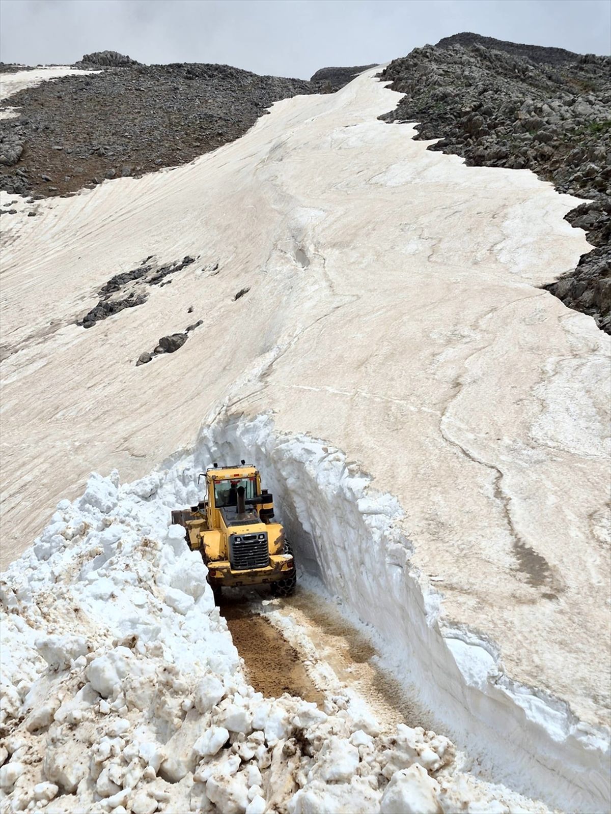 Bitlis'in yüksek rakımlı bölgelerinde karla mücadele devam ediyor