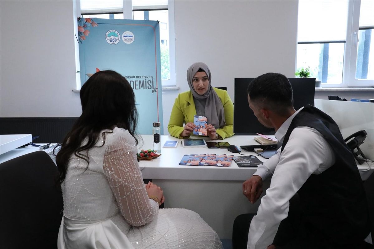 Kayseri'de yeni evlenen 148 çifte aile danışmanlığı