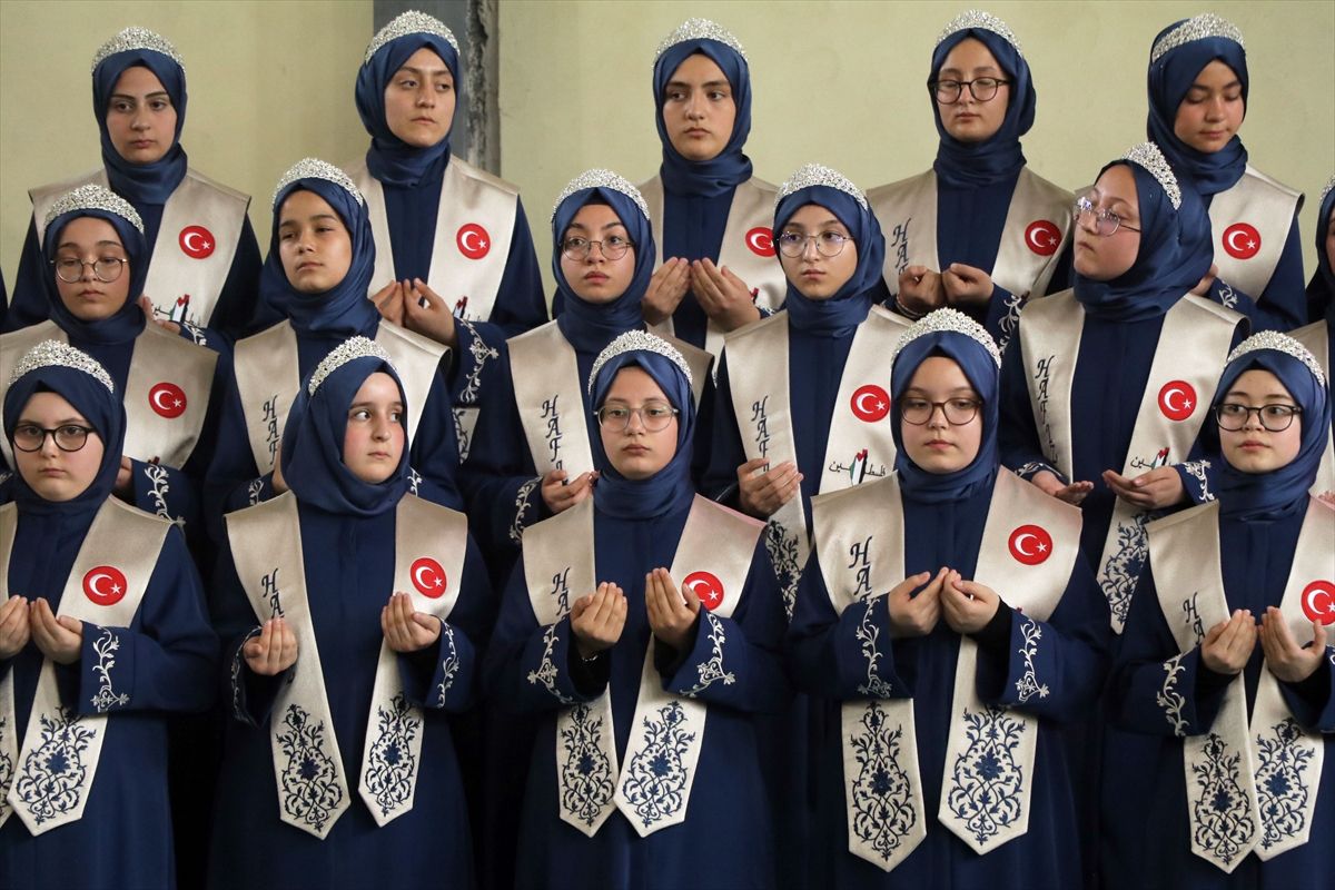 Çankırı'da örgün eğitimle birlikte hafızlığını tamamlayan 68 öğrenci icazet aldı