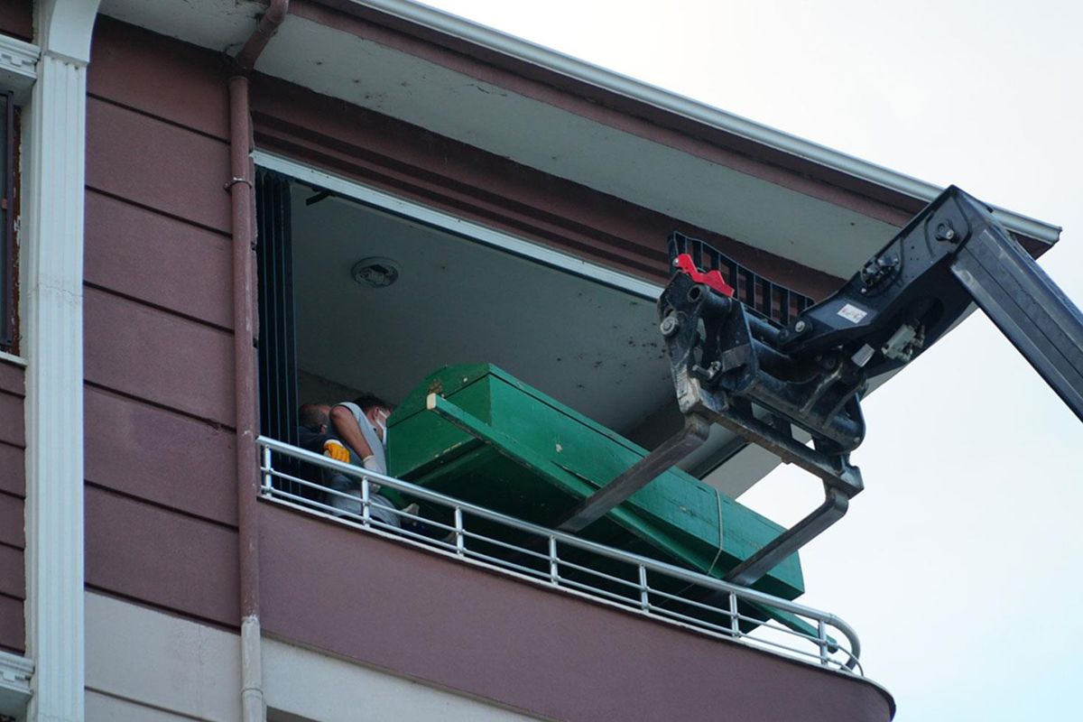 250 kilo ağırlığındaki kişinin cenazesi evinden forkliftle çıkarıldı